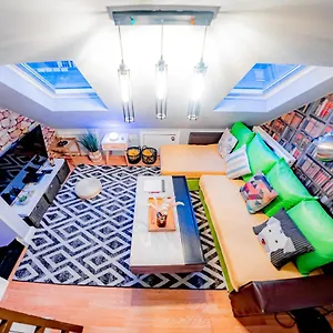 2 Bedroom Roof Terrace With Sauna Jakuzzi And Outdoor Cinema Apartment London