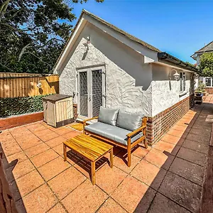 The Annex: Beachfront Luxury With Pet-friendly Patio Holiday home Bournemouth