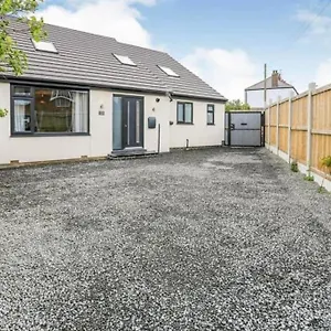 Modern House Sleeps 10, Cinema & Hot Tub Holiday home Harrogate