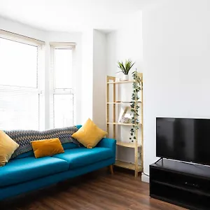 - 3 Bed Cosy Terrace - Hip And Trendy Ormeau Road Belfast