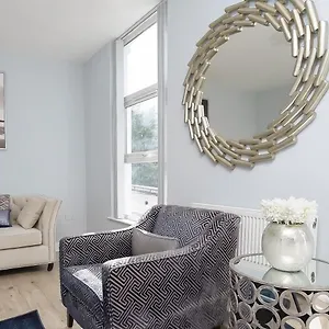 Centre 3 Bdr Townhouse By Breaks Belfast